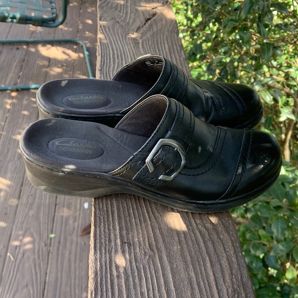 Clarks slip on clog black leather mules .size 7 they are good condition - Picture 2 of 6